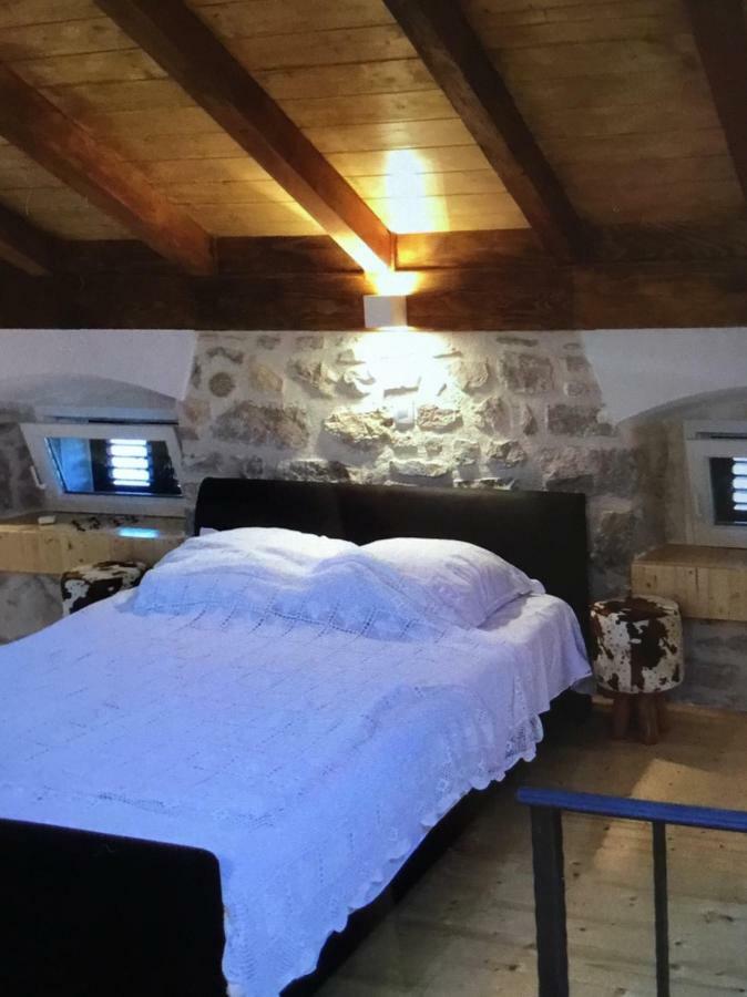 Stein Haus Villa Pirovac Exteriör bild
